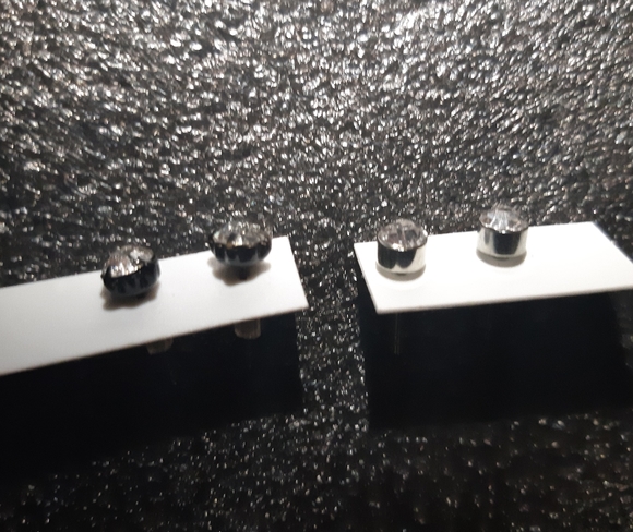 4 pair of earrings| great accessory| 10/10 - Picture 7 of 9